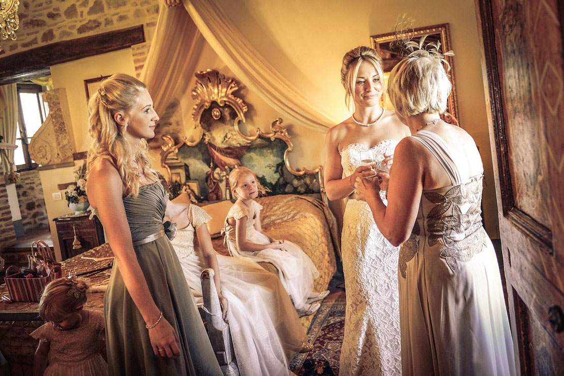 bride-and-mother-conversation-in-the-Weddings Italy -suite-at-villa-san-crispolto