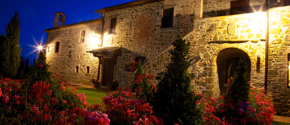Side view of the Exclusive weddings villa Italy and garden at night.