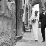 Romantic walk for bride and groom after a beautiful ceremony in Cortona. Elopement Italian Photographer.
